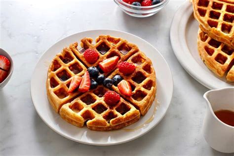 Foto: waffles apilados con papel de horno entre cada capa dentro de una bolsa para congelador