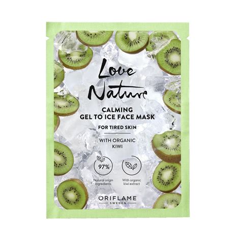 Imagen de una persona aplicándose una mascarilla facial calmante post-peeling