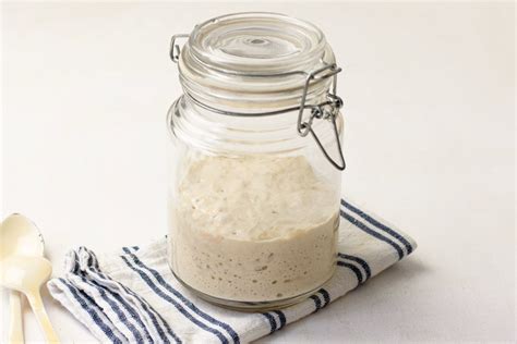 Ingredientes para el prefermento y bol con la mezcla reposando