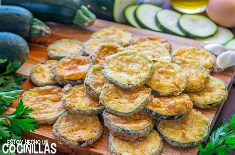 Calabacines rebozados y empanados antes de freír