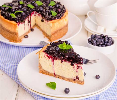 Foto de una porción de tarta de queso y arándanos con capas visibles
