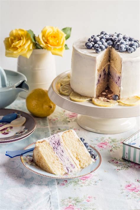 Foto de una tarta de bizcocho con cheesecake de limón y arándanos decorada