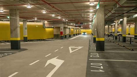 Esquema visual que muestra la distribución del supermercado dividido en el parking subterráneo y la zona de tiendas inundada.