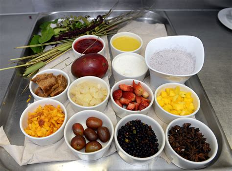 Fotografía de los ingredientes para la salsa de vino, incluyendo un cabernet sauvignon chileno, canela en rama y cáscara de limón.