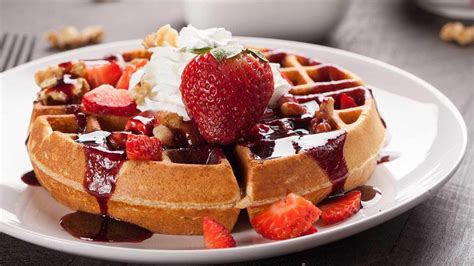 Fotografía gastronómica de una selección de waffles dulces y salados de Buffalo Waffles