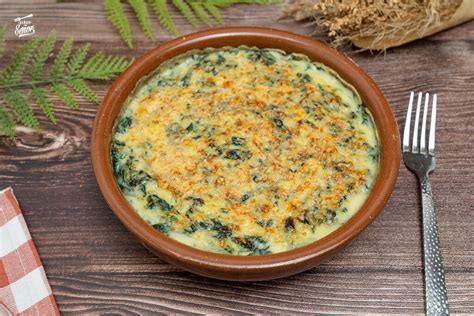Plato de espinacas a la crema con bacon crujiente y cogollos frescos