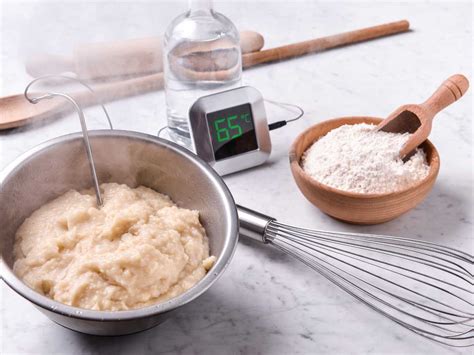 Esquema visual de la técnica tangzhong: harina cocida con agua y leche hasta formar una pasta espesa antes de incorporarla a la masa principal.