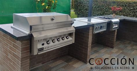 Fotografía de una cocina exterior moderna con asador empotrable de acero inoxidable