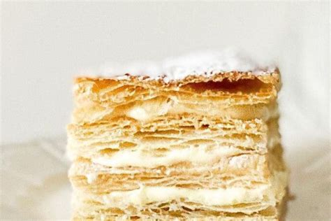 Primer plano de una milhoja, mostrando sus capas crujientes y crema.