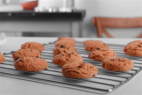 Cookies de Nutella recién horneadas sobre rejilla