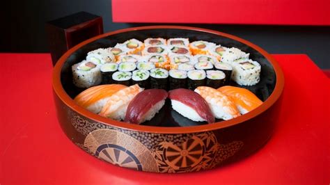 Plato de sushi variado y fresco con diferentes tipos de rolls y nigiris