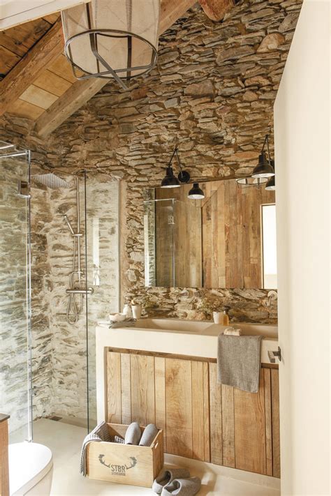 Baño rústico con combinación de madera, piedra y microcemento