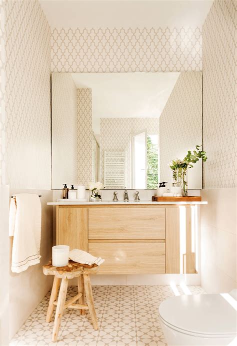 Baño pequeño con madera en tonos claros