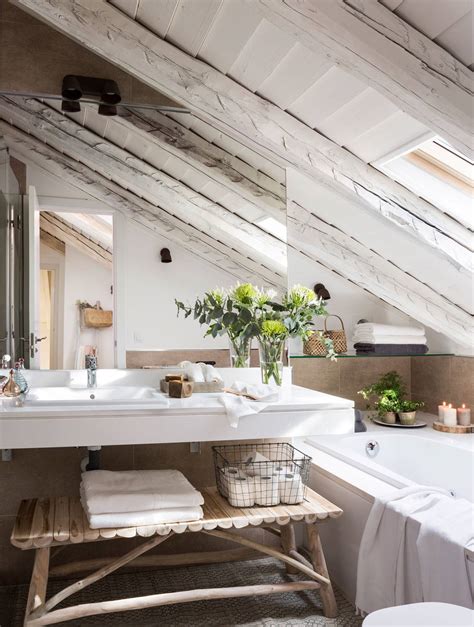 Baño con techo abuhardillado y revestimientos de madera y piedra
