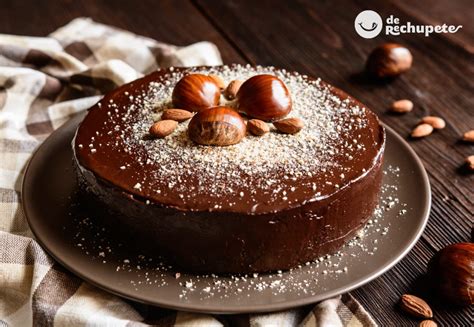 Bizcocho de crema de castañas terminado y decorado con cacao en polvo y castañas