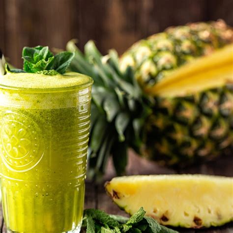 Jugo de piña con té verde en un vaso, perfecto para una dieta saludable - (Imagen Ilustrativa Infobae)