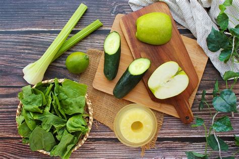 Ingredientes para el jugo de piña y té verde