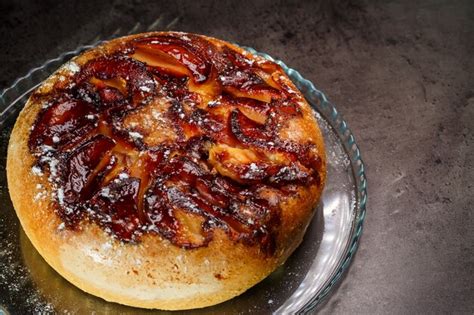 Bizcocho de manzana recién horneado