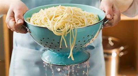 Escurrir pasta en un colador