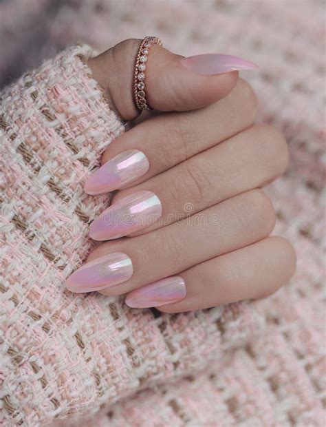 Manos con manicura en rosa pastel y acabado lechoso