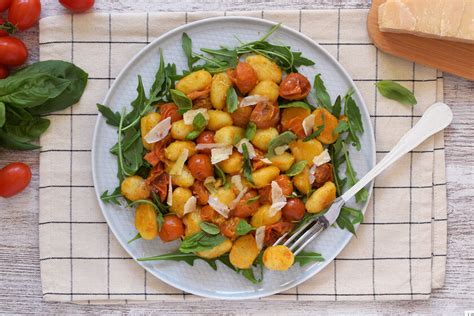 Sartén con gnocchi, camarones, tomates cherry y rúcula