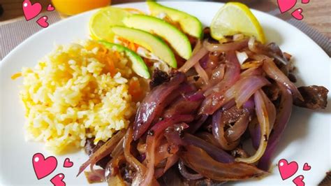 Plato terminado de corazón de res encebollado con papas sancochadas y arroz blanco moldeado.
