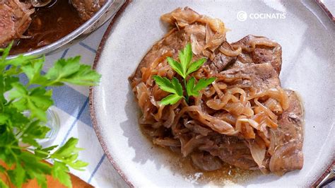 Variedad de acompañamientos para el hígado encebollado: puré de patatas, arroz blanco, puré de coliflor.