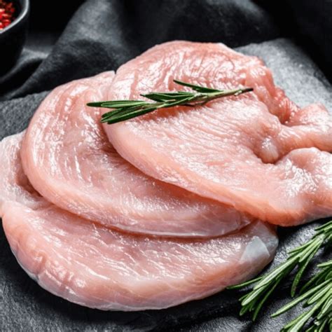 Fotografía de un filete de pechuga de pavo jugoso y listo para servir.