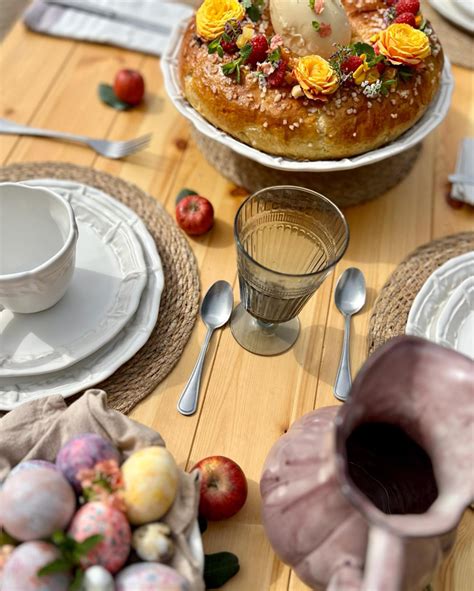 Una mesa de Pascua decorada con elementos naturales, huevos pintados y repostería artesanal en tonos pastel.