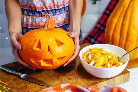 Infografía paso a paso mostrando el corte de la calabaza y la mezcla de los ingredientes en el sartén