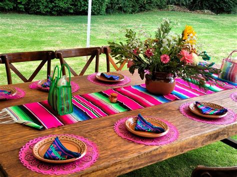 Diseño de mesa decorada con galletas temáticas de Fortnite, incluyendo llamas, pavos y pociones.