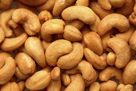 esquema culinario mostrando diferentes usos de la nuez de cajú en recetas dulces y saladas