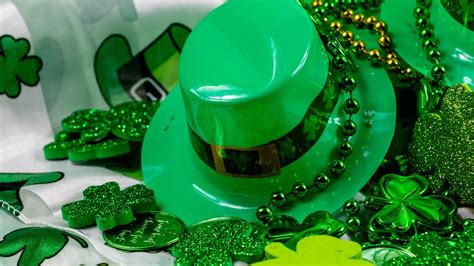 Ilustración de un cóctel verde decorado con canela para el Día de San Patricio