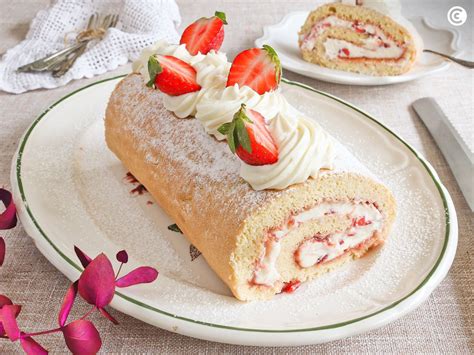 Brazo de gitano decorado con azúcar glas y frutos rojos