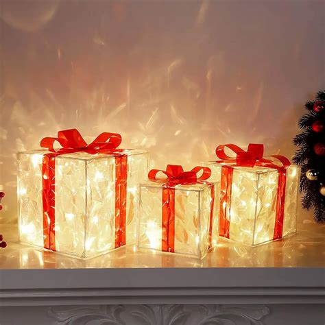 Imagen de lámparas decorativas hechas con cajas de leche vacías, iluminadas por velas LED.