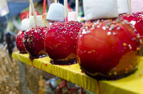 Manzanas acarameladas listas para la feria