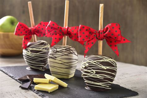 Manzanas acarameladas con cobertura de chocolate y frutos secos