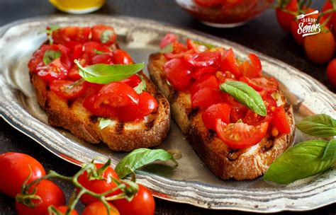 Foto de una bruschetta de alcachofa untada sobre pan tostado con hierbas frescas