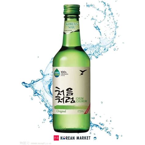 Botella de Soju coreano con vasos de chupito y platos de comida
