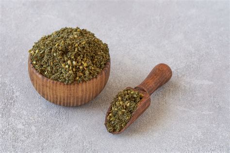 Infografía o foto de los ingredientes del za'atar (tomillo, zumaque, sésamo, hierbas secas)