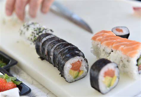 Infografía comparativa: Componentes del sushi (arroz avinagrado, pescado, vegetales) y sashimi (solo pescado crudo)