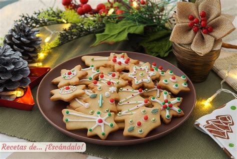 Plato con galletas de mantequilla recién horneadas, algunas decoradas con glaseado.