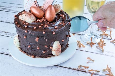 Foto de pastel decorado con una espátula, mostrando texturas rústicas.