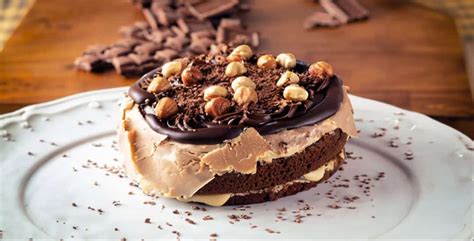 Foto final del pastel de avellanas con Nutella y Ferrero Rocher.