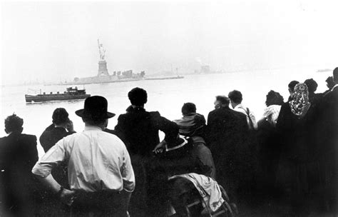 Fotografía histórica de inmigrantes llegando a Nueva York o del Lower East Side