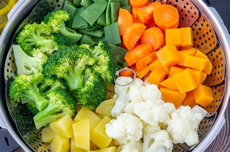 Ilustración de diferentes verduras siendo cocinadas al vapor en una vaporera.