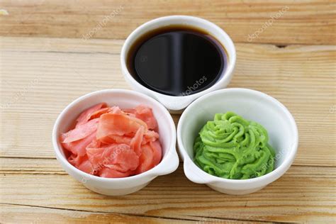 Cuenco con salsa de soja, jengibre encurtido y wasabi