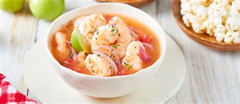 Plato de ceviche de camarón ecuatoriano listo para servir con palomitas de maíz