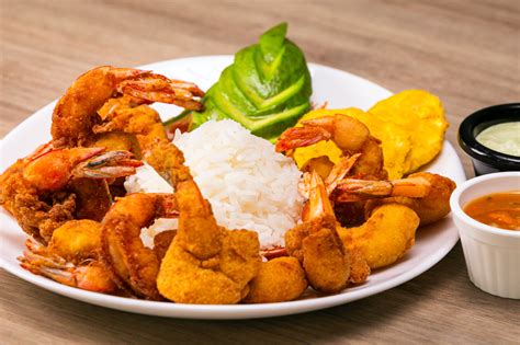 Camarones apanados dorados y crujientes servidos en un plato