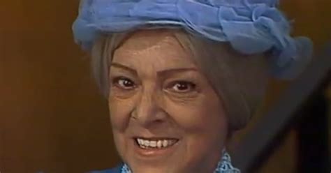 Angelines Fernández como Doña Clotilde, con su característico vestido azul y sombrero.